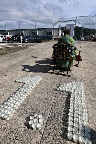 能登半島地震発生から半年となり、仮設住宅の前で犠牲者の冥福を祈る追悼式が執り行われた＝１日午後３時５３分、石川県輪島市町野町、町野小学校（撮影・長嶺麻子）