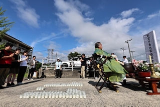 能登半島地震発生から半年。犠牲者を追悼する「１．１７希望の灯り」を運んできた学生ら＝１日午後３時５８分、石川県輪島市町野町、町野小学校（撮影・長嶺麻子）