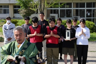 黙とうして能登半島地震の犠牲者を悼む「１・１７希望の灯り」を運んできた大学生らと地元の人々＝１日午後３時５６分、石川県輪島市町野町、町野小学校（撮影・長嶺麻子）