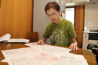 ＰＦＡＳに関する資料を見る世話人の清水晴美さん＝明石市