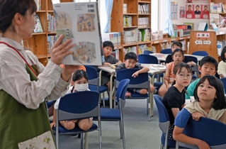 学校図書館での授業。子どもたちは本の世界に引き込まれていく＝神戸市東灘区本山南町４、福池小学校（撮影・風斗雅博）