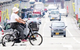 蒸し暑さの中、地面に熱せられた空気で揺らぐような景色となった市街地＝３日午後、豊岡市内（撮影・丸山桃奈）