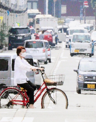 蒸し暑さの中、地面に熱せられた空気で揺らぐような景色となった市街地＝３日午後、豊岡市内（撮影・丸山桃奈）