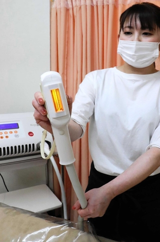 脱毛に使われる機器。光を照射して除毛、減毛する＝姫路市白銀町