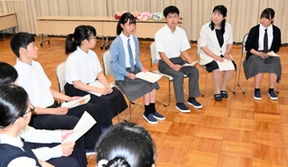 須磨学園高校１年の16人が自身のライフプランや心と体の健康などについて意見を交わした＝神戸市須磨区板宿町３