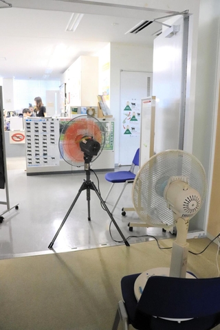停電中、通路に風を送る扇風機＝淡路市役所