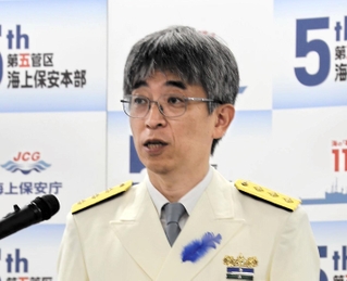 着任会見を開いた第５管区海上保安本部の鍬本浩司本部長＝神戸市中央区波止場町