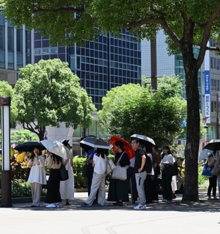 木陰で信号待ちをする人たち＝５日午後、神戸・三宮（撮影・斎藤雅志）