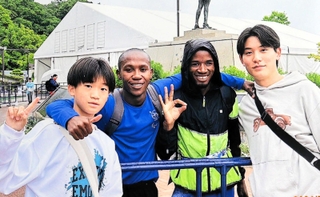 試合終了後の記念撮影。（右から）福原有莉さん、クリス・キンダ選手、ガイドランナーのリワルド・ゴアゴセブさん、福原英桐さん（提供）