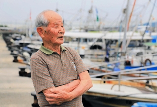 川﨑健司さんが１９４５年７月７日にＢ２９を見上げた砂浜は漁港になっていた＝明石市林３