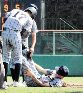 試合中に足をつった選手＝豊岡市戸牧、豊岡こうのとり球場