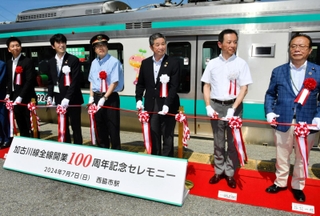 加古川線全線開通１００周年の記念セレモニーでテープカットする六角精児さん（左から３人目）ら＝７日午前、西脇市駅