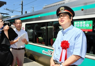 ＪＲ加古川線の記念イベントに登場した六角精児さん＝７日午前、西脇市駅
