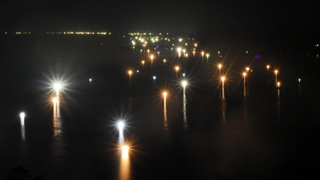 夜の日本海にいさり火の光の帯が続く＝香美町香住区余部