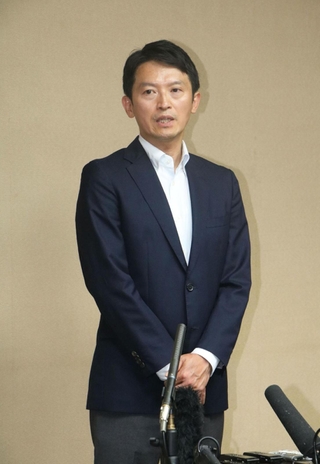 元西播磨県民局長が亡くなったことについて報道各社の取材に応じる斎藤元彦兵庫県知事＝８日夕、県庁