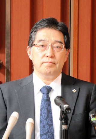 着任会見に臨んだ山崎耕史検事正＝神戸市中央区橘通１、神戸地検
