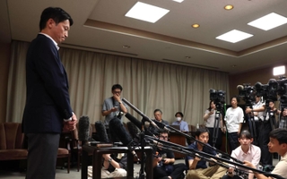 元西播磨県民局長の死去を受け、取材に応じる斎藤元彦兵庫県知事＝８日午後、県庁（撮影・笠原次郎）