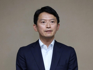 元県民局長の死去を受け、取材に応じる斎藤元彦県知事＝８日午後、神戸市中央区、兵庫県庁（撮影・笠原次郎）