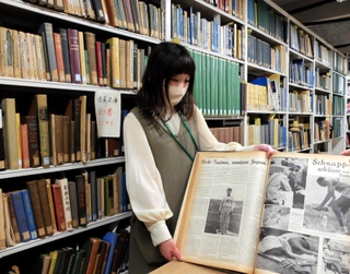１９３６年ベルリン五輪の公式新聞など和洋書・雑誌が並ぶ田尾文庫＝芦屋市伊勢町