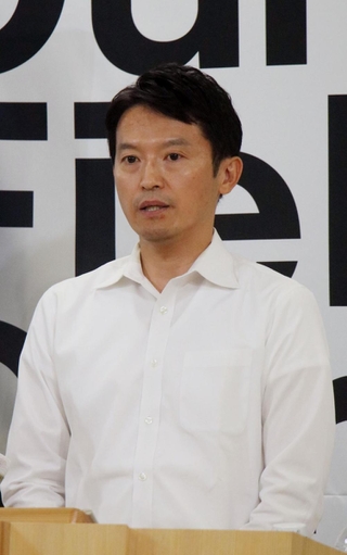 定例会見で辞職をあらためて否定した斎藤元彦知事＝１０日午後、兵庫県庁