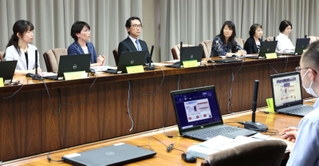 不妊治療支援検討会で意見を交わす委員ら＝兵庫県庁