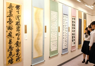 高校生の力作が並ぶ書道展＝兵庫県民会館