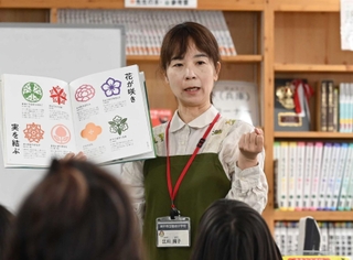 図書の授業で児童たちに語りかける学校司書の江川用子さん＝神戸市東灘区本山南町４、福池小学校（撮影・風斗雅博）