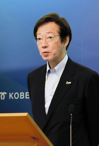 定例会見に臨む久元喜造神戸市長＝１１日午後、神戸市役所