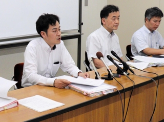 判決後に会見する原告側の代理人弁護士ら＝１１日午後、神戸市中央区多聞通２