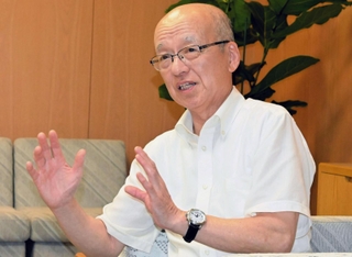 神戸新聞社の取材に応じ、自身の進退について話す兵庫県の片山安孝副知事＝兵庫県庁