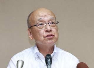 辞任の意向を固めたことについて、記者からの質問に答える片山安孝副知事＝１２日午前、兵庫県庁（撮影・長嶺麻子）