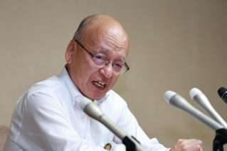 辞任の意向を固めたことについて、「知事を支えきれなかった」と涙ぐむ片山安孝副知事＝１２日午前、兵庫県庁（撮影・長嶺麻子）