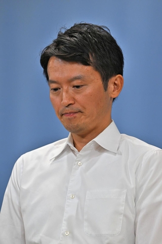 片山安孝副知事の辞職表明を受けて会見する斎藤元彦知事＝１２日午後、兵庫県庁（撮影・斎藤雅志）