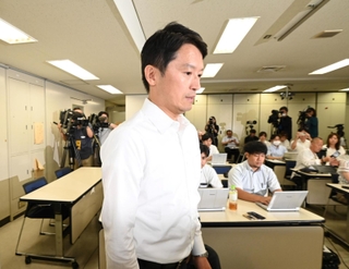 会見に臨む斎藤元彦知事＝１２日午後、兵庫県庁（撮影・斎藤雅志）
