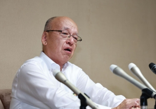 辞任の意向を固めたことについて、「知事を支えきれなかった」と涙ぐむ片山安孝副知事＝１２日午前、兵庫県庁（撮影・長嶺麻子）