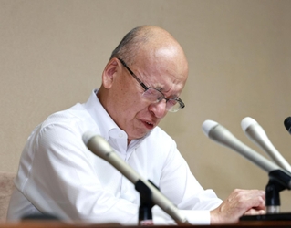 「知事を支えきれなかった」と涙ぐむ片山安孝副知事＝１２日午前、兵庫県庁（撮影・長嶺麻子）