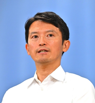 片山安孝副知事の辞職表明を受けて会見する斎藤元彦知事＝１２日午後、兵庫県庁（撮影・斎藤雅志）