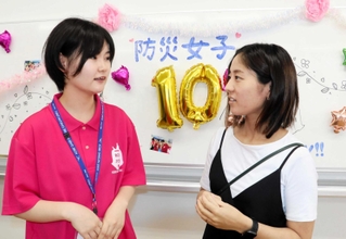 防災女子の活動を振り返る初代代表の向井明以さん（右）と現代表の山室亜衣さん＝神戸市中央区