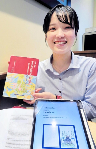 手記の英訳に取り組んだ貞岩しずくさん＝西宮市内