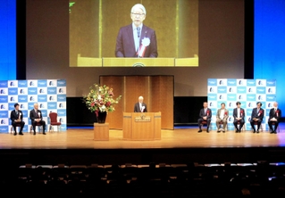 開設１００年の記念式典であいさつする木原康樹院長（中央）＝14日午前、神戸市中央区港島中町６、神戸ポートピアホテル