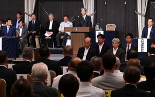 自民党兵庫県連の大会に出席し、あいさつする服部洋平兵庫県副知事（中央）＝１４日午後、神戸市中央区（撮影・斎藤雅志）