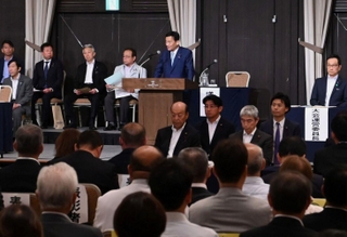 自民党兵庫県連の大会で、混乱する兵庫県政について語った末松信介参院議員＝１４日午後、神戸市中央区（撮影・斎藤雅志）