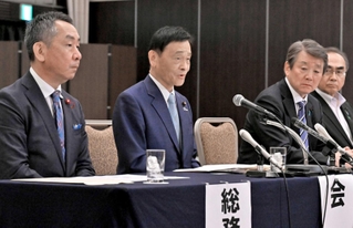 斎藤元彦知事を巡る問題について、会見で質問に答える自民党兵庫県連の末松信介会長（左から２人目）ら＝１４日午後、神戸市中央区（撮影・斎藤雅志）