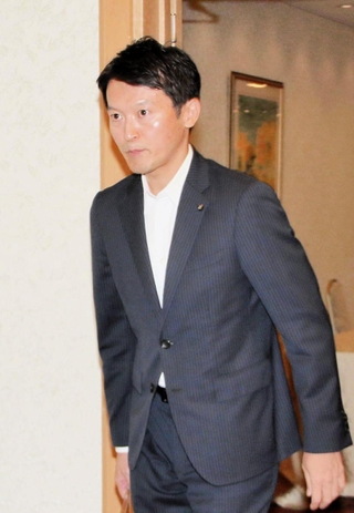 関西３空港懇談会の会場に入る斎藤元彦兵庫県知事＝15日午後、大阪市北区