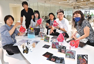 商品開発やＳＮＳでの情報発信などを通じて青森県の魅力を伝える「フェリシモ青森部」のメンバー＝神戸市中央区新港町、フェリシモ