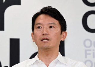 定例会見で進退について問われ、辞職を改めて否定した斎藤元彦知事＝１６日午後、神戸市中央区、兵庫県庁（撮影・大田将之）