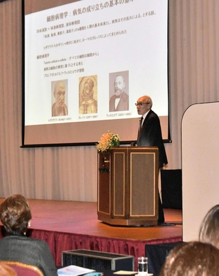 ＩＴＣ-Ｊの年次大会で講演する仲野徹大阪大名誉教授＝神戸市中央区港島中町６