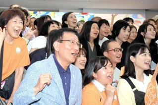 笑顔で記念写真に納まる参加者＝神戸市中央区八幡通４ 