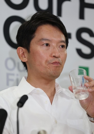 会見で進退を問われ、引き続き県政を担う意志を示した兵庫県の斎藤元彦知事＝１６日午後、同県庁（撮影・笠原次郎）
