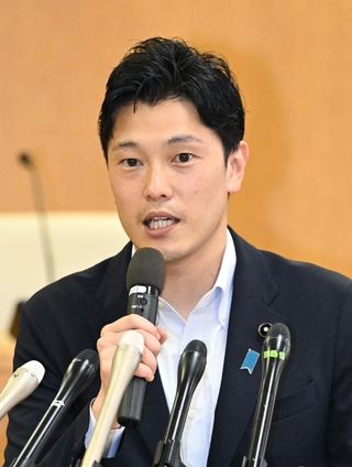 文書問題調査特別委員会の理事会の内容について説明する奥谷謙一委員長＝１６日午後、神戸市中央区、兵庫県庁（撮影・大田将之）
